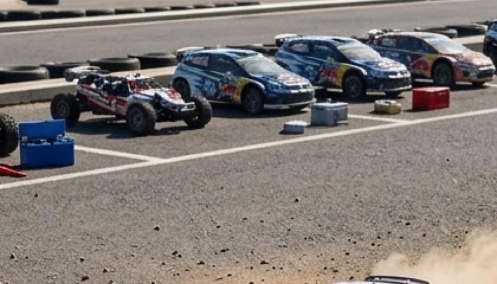 MJX 14209 auf der Strecke — agiler als der Truggy